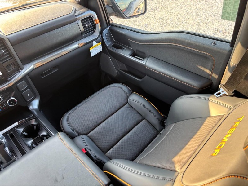 Ford F-150 Vehicle Full-screen Gallery Image 16