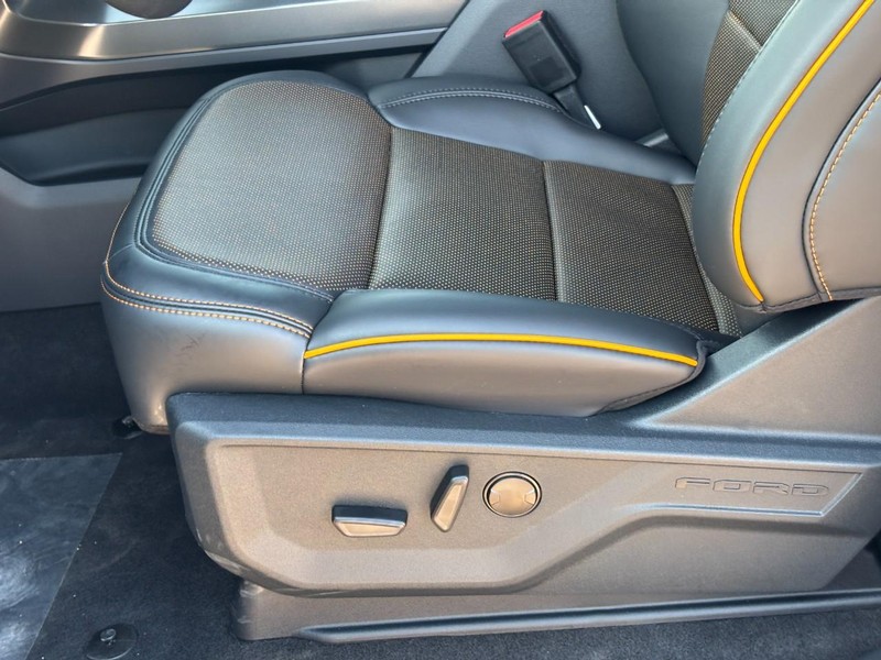 Ford F-150 Vehicle Full-screen Gallery Image 17