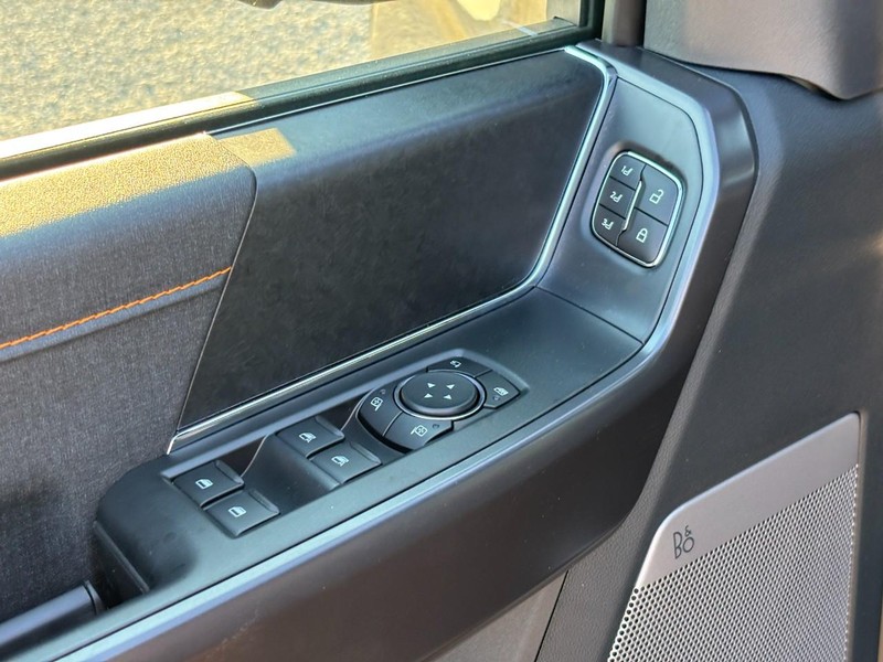 Ford F-150 Vehicle Full-screen Gallery Image 18