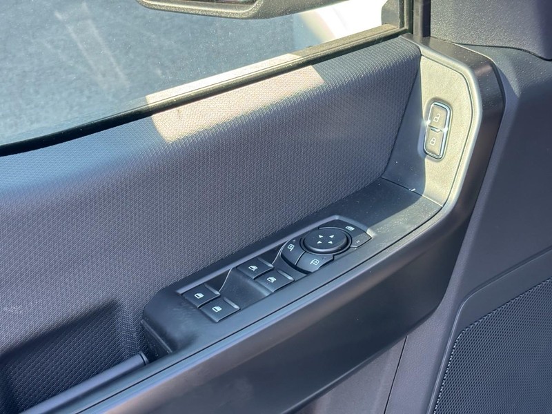 Ford F-150 Vehicle Full-screen Gallery Image 18
