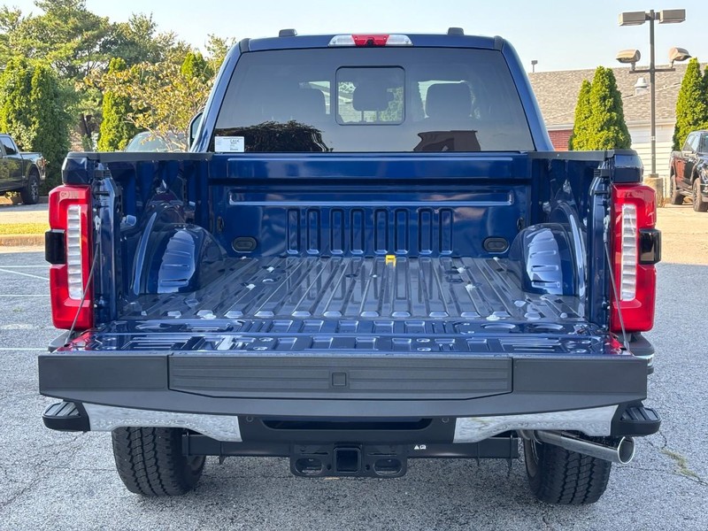 Ford Super Duty F-250 SRW Vehicle Full-screen Gallery Image 11