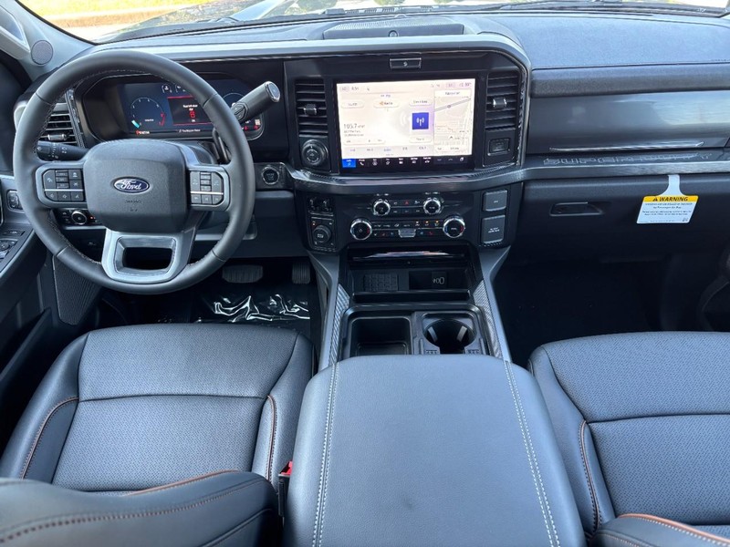 Ford Super Duty F-250 SRW Vehicle Full-screen Gallery Image 15