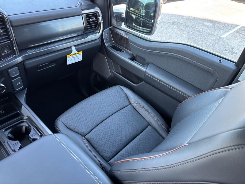 Ford Super Duty F-250 SRW Vehicle Full-screen Gallery Image 16