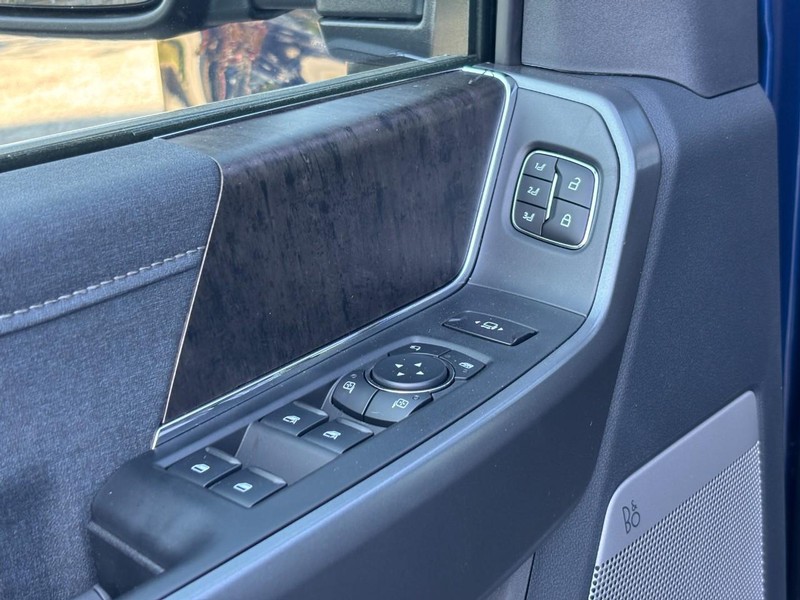 Ford Super Duty F-250 SRW Vehicle Full-screen Gallery Image 18