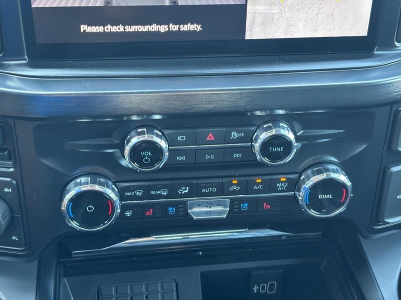 Ford Super Duty F-250 SRW Vehicle Full-screen Gallery Image 25
