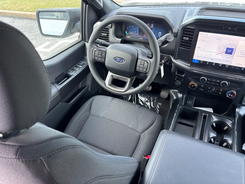 Ford F-150 Vehicle Full-screen Gallery Image 14