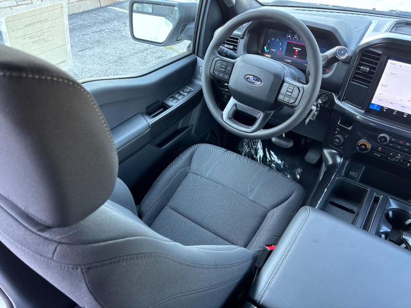 Ford F-150 Vehicle Full-screen Gallery Image 14