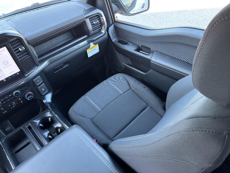 Ford F-150 Vehicle Full-screen Gallery Image 16