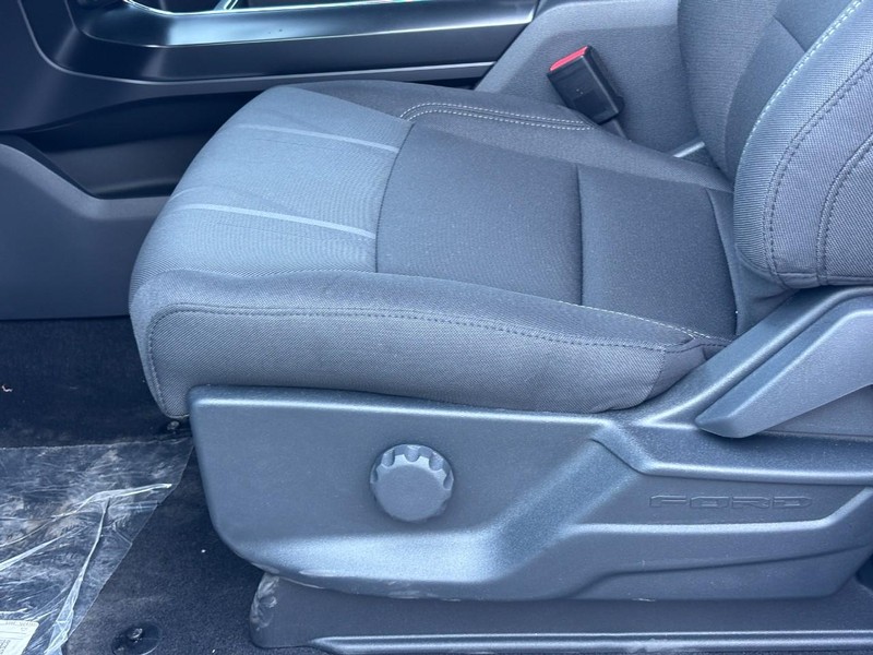 Ford F-150 Vehicle Full-screen Gallery Image 17
