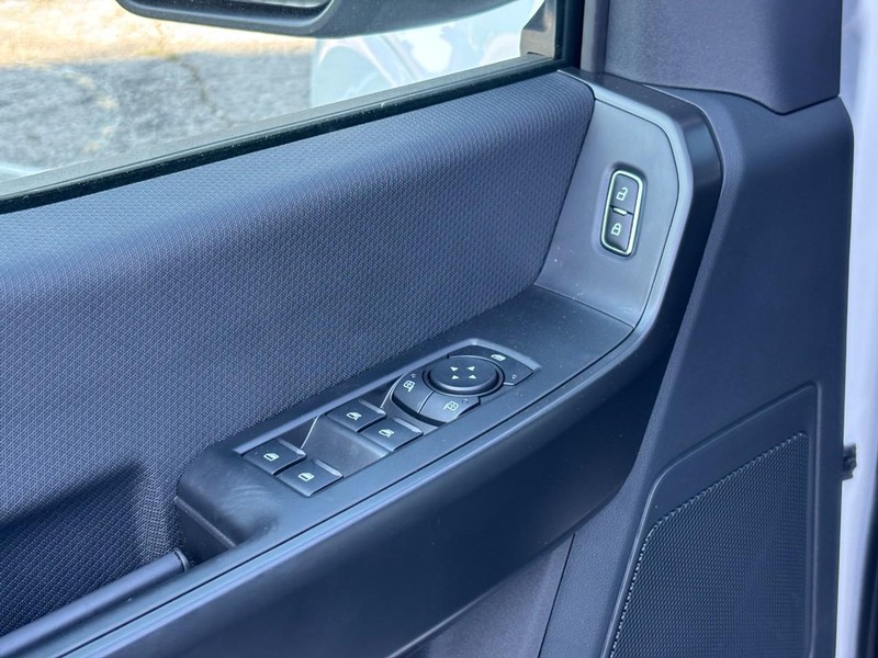 Ford F-150 Vehicle Full-screen Gallery Image 18