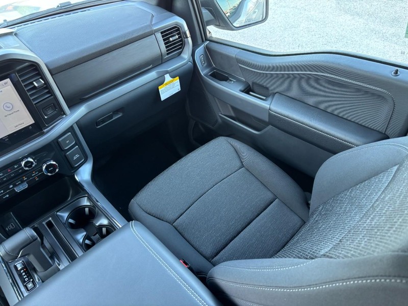Ford F-150 Vehicle Full-screen Gallery Image 16