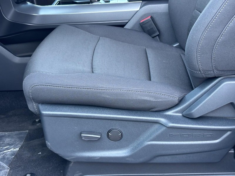 Ford F-150 Vehicle Full-screen Gallery Image 17
