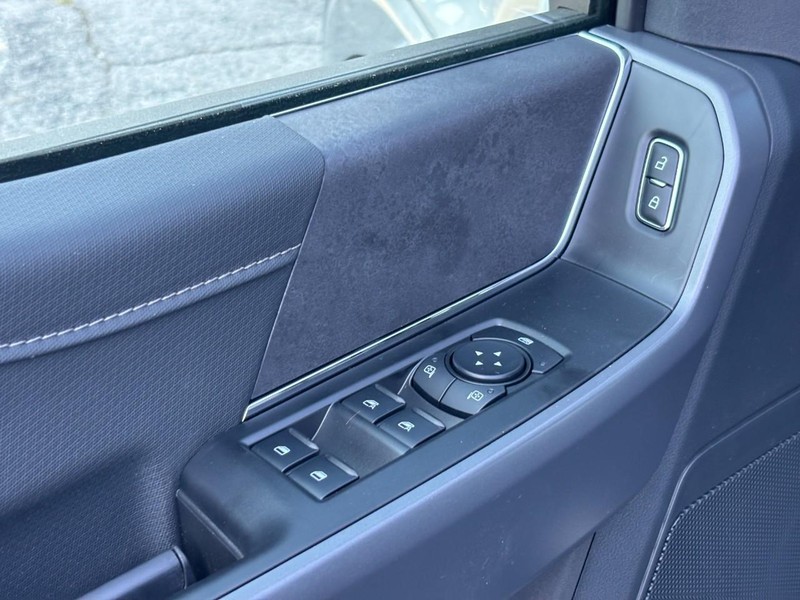 Ford F-150 Vehicle Full-screen Gallery Image 18