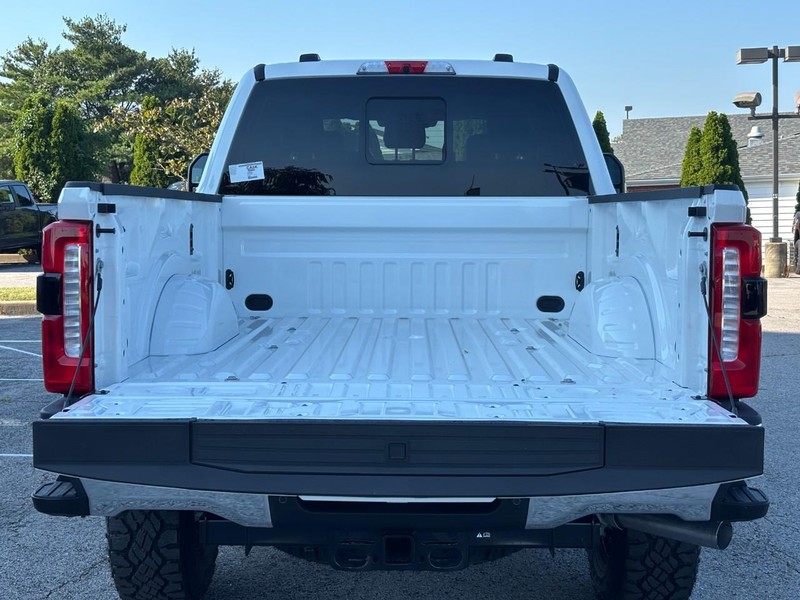 Ford Super Duty F-250 SRW Vehicle Full-screen Gallery Image 11