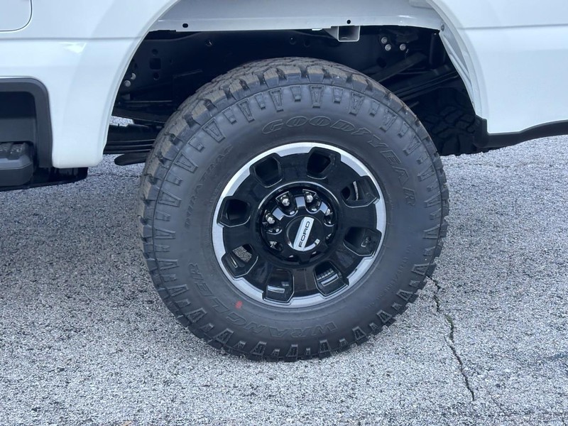 Ford Super Duty F-250 SRW Vehicle Full-screen Gallery Image 12
