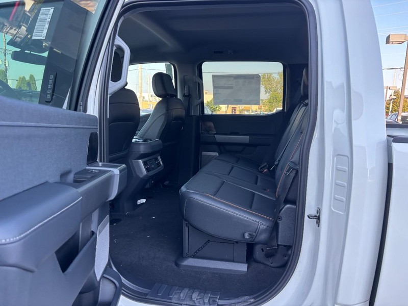 Ford Super Duty F-250 SRW Vehicle Full-screen Gallery Image 13