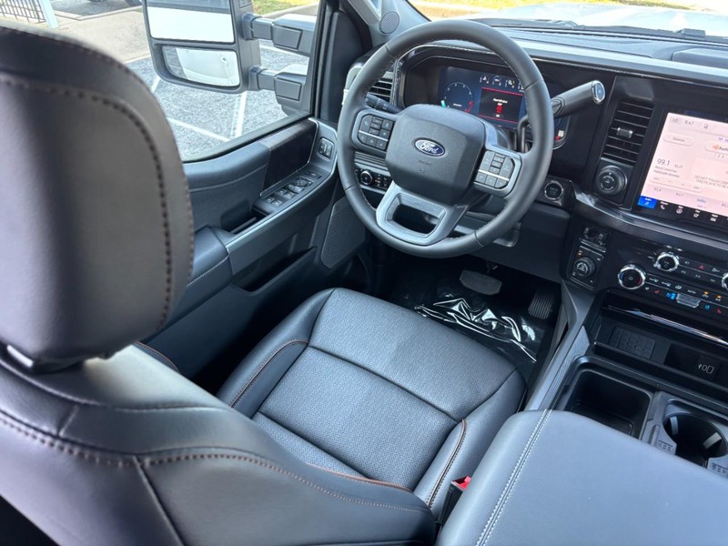 Ford Super Duty F-250 SRW Vehicle Full-screen Gallery Image 14