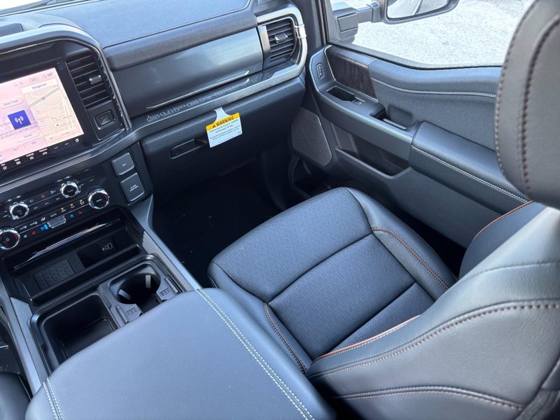 Ford Super Duty F-250 SRW Vehicle Full-screen Gallery Image 16