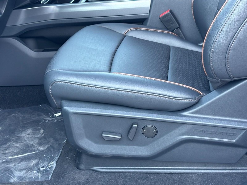 Ford Super Duty F-250 SRW Vehicle Full-screen Gallery Image 17