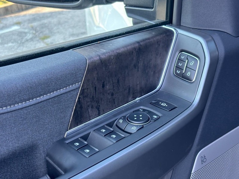 Ford Super Duty F-250 SRW Vehicle Full-screen Gallery Image 18