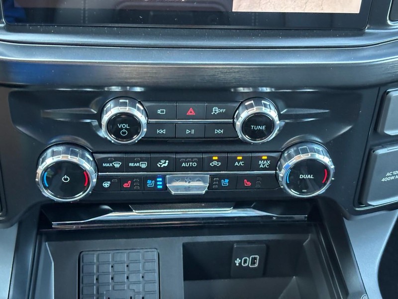 Ford Super Duty F-250 SRW Vehicle Full-screen Gallery Image 25