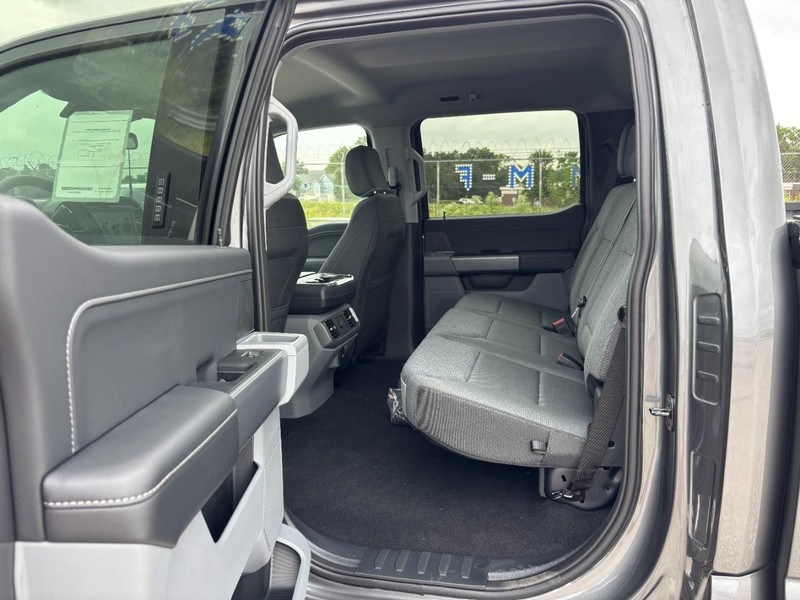 Ford F-150 Vehicle Full-screen Gallery Image 12