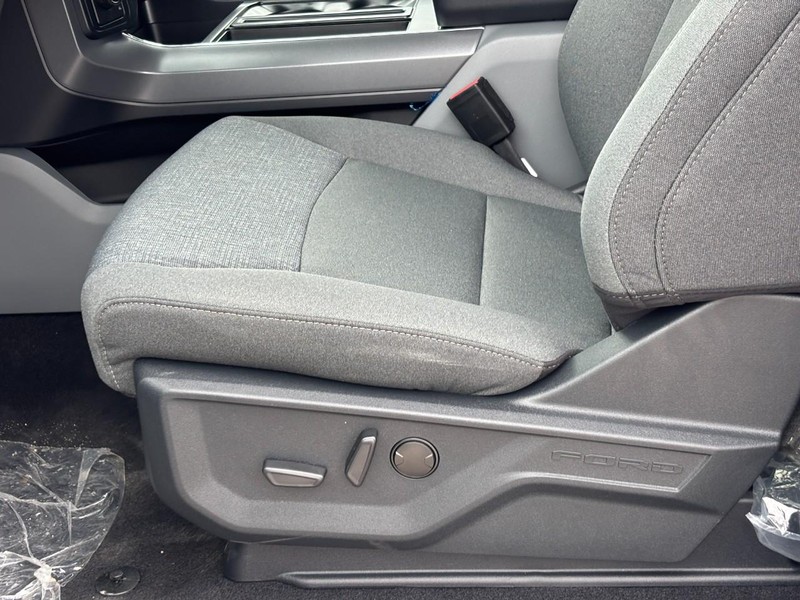 Ford F-150 Vehicle Full-screen Gallery Image 16