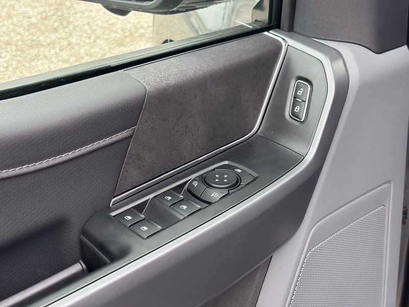 Ford F-150 Vehicle Full-screen Gallery Image 17