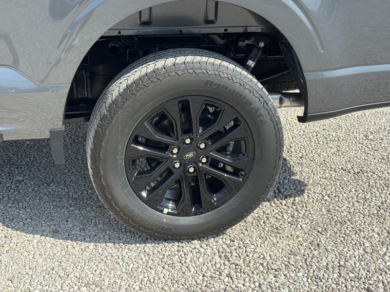 Ford F-150 Vehicle Full-screen Gallery Image 12