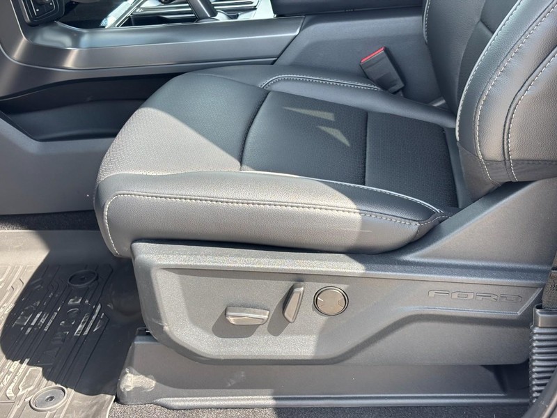 Ford F-150 Vehicle Full-screen Gallery Image 17