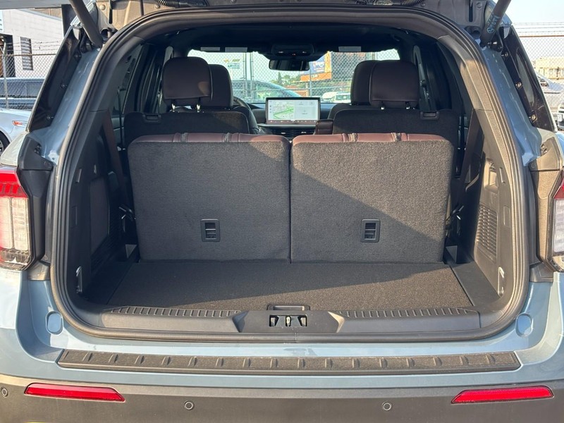 Ford Explorer Vehicle Full-screen Gallery Image 11