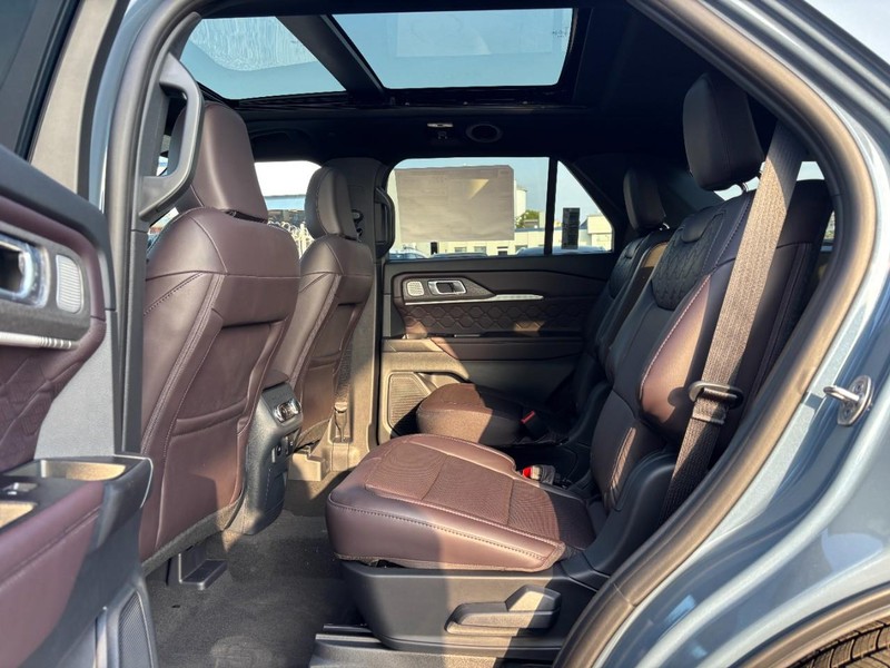Ford Explorer Vehicle Full-screen Gallery Image 14