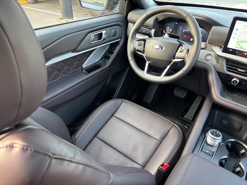 Ford Explorer Vehicle Full-screen Gallery Image 15