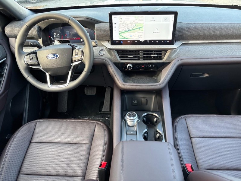 Ford Explorer Vehicle Full-screen Gallery Image 16