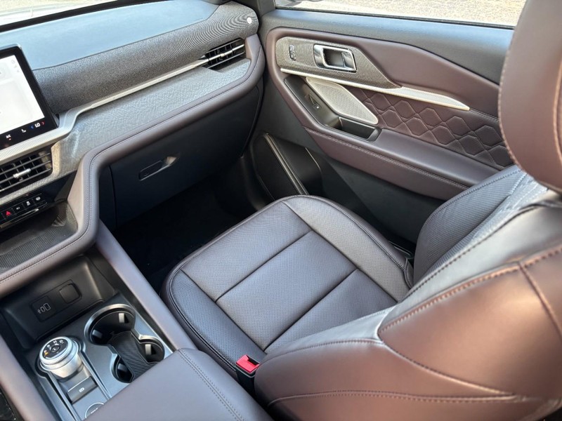 Ford Explorer Vehicle Full-screen Gallery Image 17