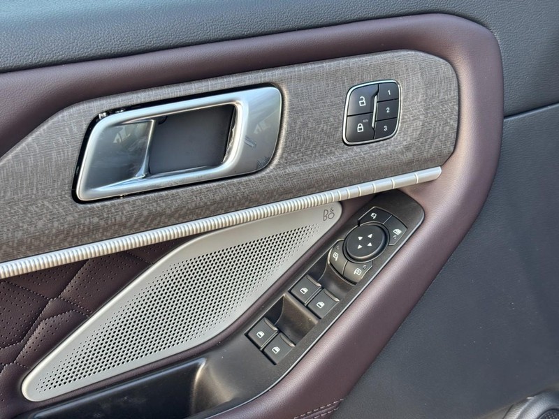 Ford Explorer Vehicle Full-screen Gallery Image 19