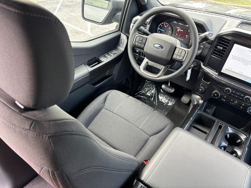 Ford F-150 Vehicle Full-screen Gallery Image 14
