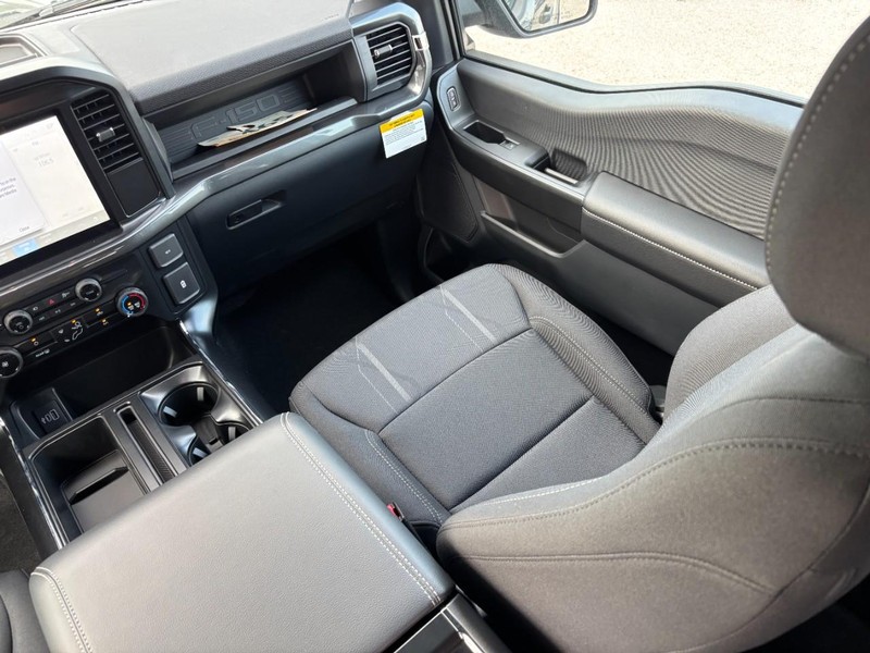 Ford F-150 Vehicle Full-screen Gallery Image 16