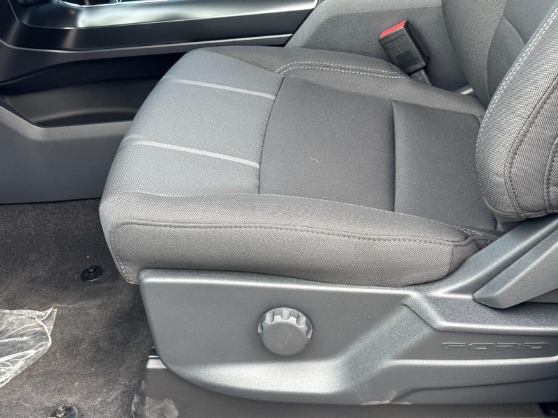 Ford F-150 Vehicle Full-screen Gallery Image 17