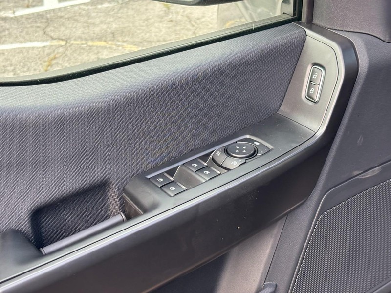 Ford F-150 Vehicle Full-screen Gallery Image 18
