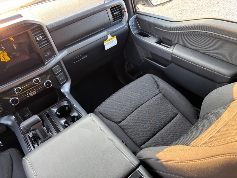 Ford F-150 Vehicle Full-screen Gallery Image 16