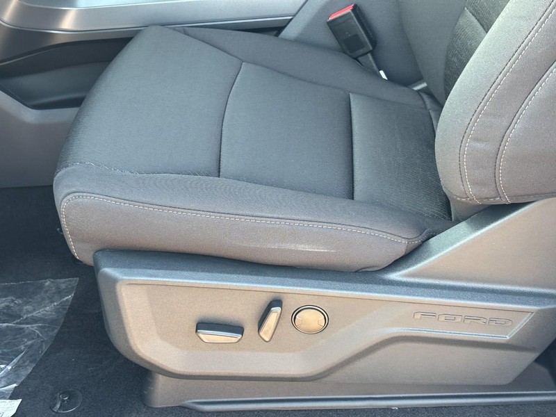 Ford F-150 Vehicle Full-screen Gallery Image 17