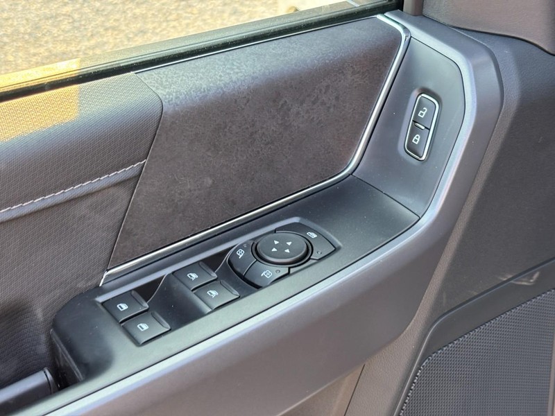 Ford F-150 Vehicle Full-screen Gallery Image 18