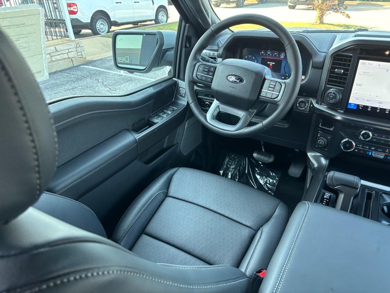 Ford F-150 Vehicle Full-screen Gallery Image 14