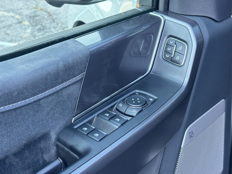 Ford F-150 Vehicle Full-screen Gallery Image 18