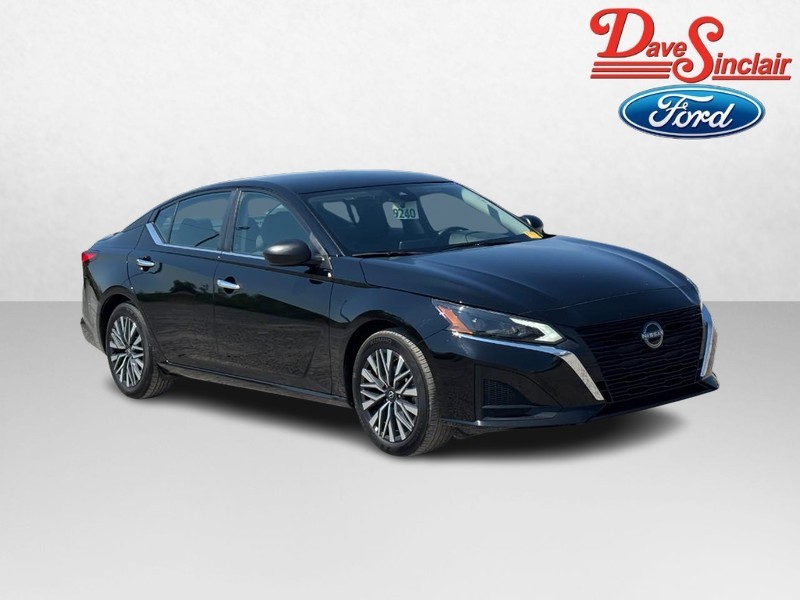 Nissan Altima Vehicle Full-screen Gallery Image 04