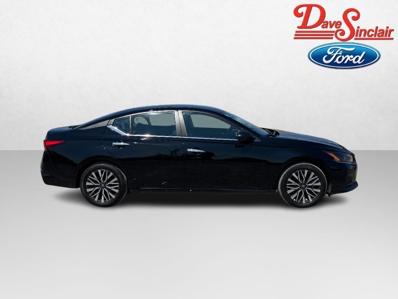 Nissan Altima Vehicle Full-screen Gallery Image 05