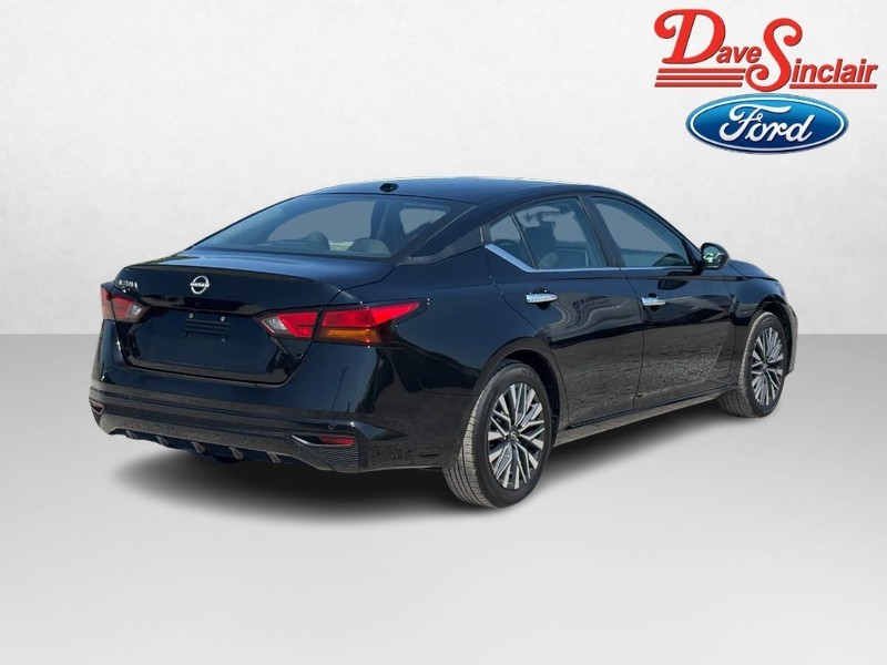 Nissan Altima Vehicle Full-screen Gallery Image 07