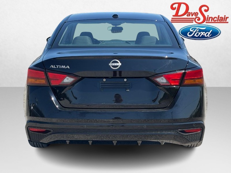 Nissan Altima Vehicle Full-screen Gallery Image 08