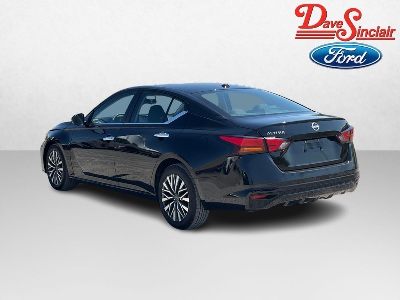 Nissan Altima Vehicle Full-screen Gallery Image 09